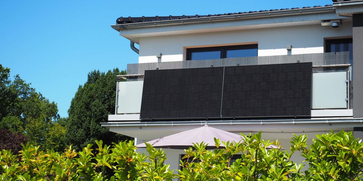 Solarmodule die an einem Balkongeländer befestigt wurden.